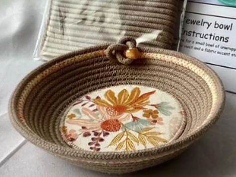 Create a Pretty Rope Bowl with Fabric Accents - Quilting Digest Rope Rugs, Quilt Sewing Room, Rope Bags, Quilting Digest, Rope Rug, Rope Bowls, Rope Projects, Diy Bowl, Coiled Rope