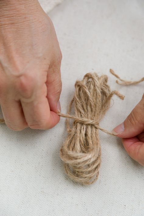 Making a Dollar Tree twine bow is easy with these step by step directions. Perfect for fall decorating. . Burlap Ribbon Bow, Rope Craft Ideas, Twine Flowers, Jute Flowers, Twine Diy, Twine Crafts, Twine Bow, Fall Decor Dollar Tree, Bows Diy Ribbon