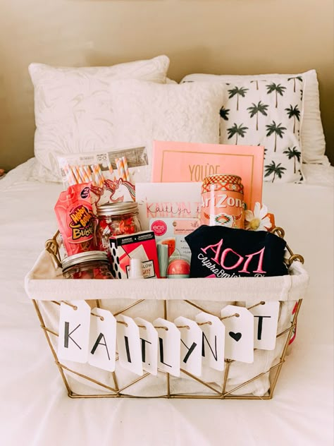 Big Lil Cheer Gifts, Big Sorority Gifts, Basket Ideas Sorority, Bid Day Gift Ideas, Sorority Big Little Reveal Baskets, Big Sis Lil Sis Cheer Gift Ideas, Gifts For Your Big Sorority, Bid Day Baskets Sorority, Sorority Initiation Basket