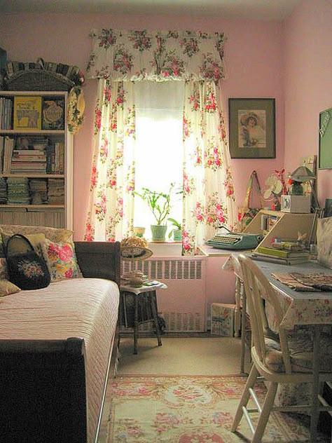 Pretty Shabby Chic Decorating, Pink Studio, Desain Editorial, Casa Vintage, Vintage Bedroom, Pretty Room, Vintage Room, Pink Room, Chic Bedroom