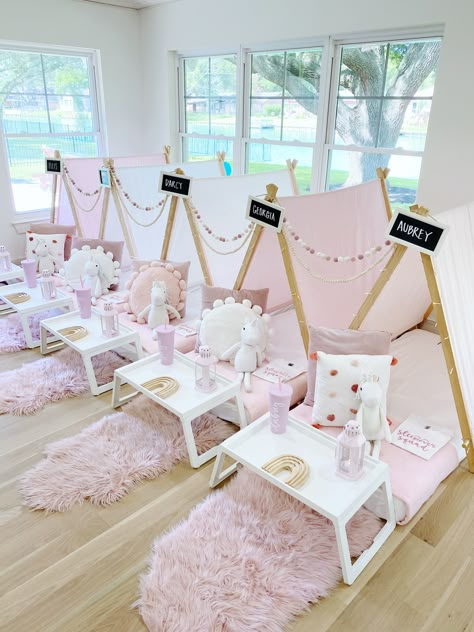 Birthday Themes Sleepover, Sleepover Ideas Party, Cute Sleepover Party Ideas, Sleepover Ideas Room Decor, Sleepover Party Theme Ideas, Slumber Party Setup Ideas, Party Ideas Sleepover, Fancy Sleepover Ideas, Teepee Tent Party Ideas