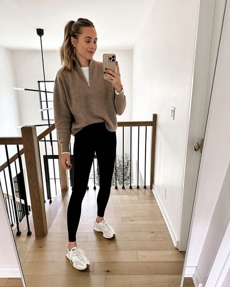 Leggings Outfit For Work, Outfits Leggins, Comfortable Winter Outfits, White Sneakers Outfit, Trainers Outfit, Leggings Outfit Casual, Look Legging, New Balance Outfit, Black Leggings Outfit