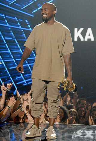 Style Evolution: Kanye West | College Dropout To The Life of Pablo | ASOS Hip Hop Look, Look Hip Hop, Basters, Kanye West Outfits, Kanye Fashion, Air Yeezy 2, Kanye West Style, Yeezy 750, Sneakers Outfit Men