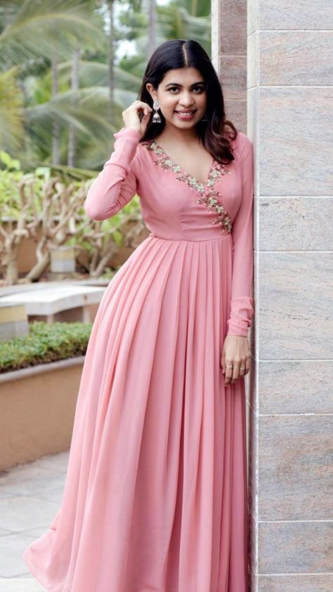 Anarkali Dress Pattern Full Sleeve, Anarkali Dress Hand Designs, Chudidhar Full Sleeve Designs, Anarkalis Designer Latest, Full Hands Anarkali, Full Sleeves Anarkali Designs, Anarkali Hand Designs, Umbrella Dresses For Women, Gown Kurti Designs Latest