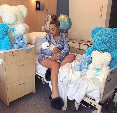 Mom Hospital Outfit, Healthy Baby Boy, Pregnancy Goals, Mommy Goals, Mommy And Son, Future Mommy, Baby Momma, Hospital Bed, Baby Hospital