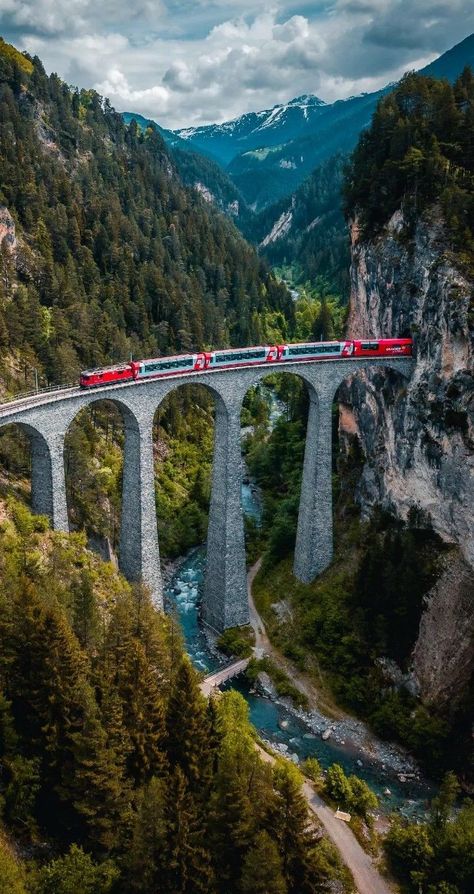 Raktima Saikia on Twitter: "Switzerland 🇨🇭🇨🇭 #photography https://t.co/fGmhfSDqOh" / Twitter Glacier Express, Wallpaper Winter, Model Train Sets, Snowdonia, Swiss Alps, A Bridge, Train Travel, The Train, Model Railroad