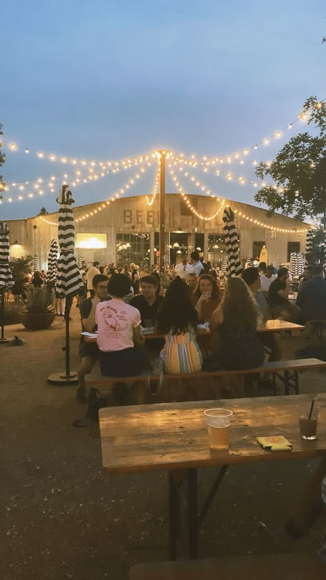 Cozy Brewery, Brewery Vibes, Brewery Aesthetic, Brewery Patio, New Restaurant Ideas, Beer Garden Party, Outdoor Beer Garden, Craft Beer Design, Canadian Beer