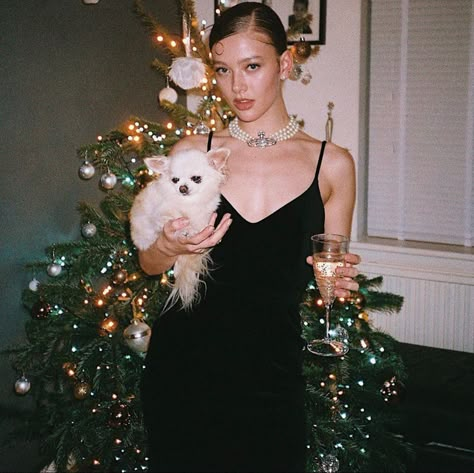 Christmas Influencer Shoot, Holiday Party Aesthetic Outfit, Vogue Christmas Editorial, Edgy Christmas Photoshoot, Flash Photography Christmas, Flash Christmas Photos, Christmas Photo Instagram, Moody Christmas Photoshoot, Christmas Photo Inspiration