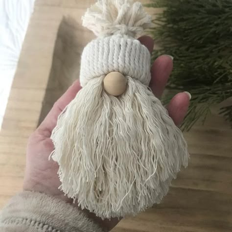 The ultimate guide to making easy macrame gnomes (free pattern) - Cuckoo4Design Santa Gnome Macrame, Gnome Christmas Ornament Diy, Macrame Creative Ideas, Macrame Gnome Ornaments Diy, Gnome Hat Ornament, Macrame Gnome Pattern, Macrame Christmas Gnomes Diy, Gnome Christmas Ornaments Free Pattern, Nome Ornaments