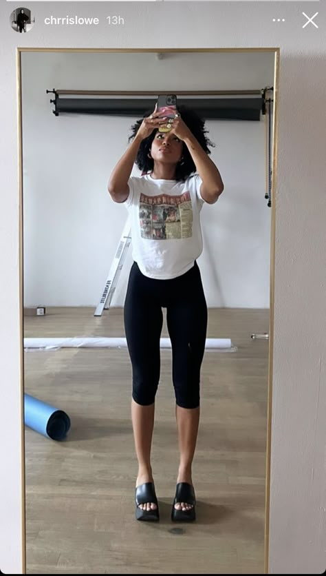 Knee Length Leggings Outfit, Capris Outfit 2023, Legging Capri Outfits, Fall Capris Outfits, Capris Outfit Black Women, Capri Pants 2024, Cdmx Outfit Ideas, Capri Pants Outfits Casual, Styling Capris