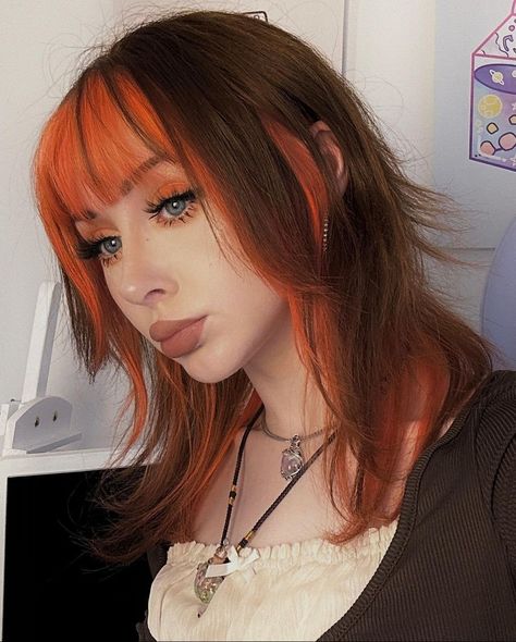 Split Hair Color Ideas Brown, Red Coloured Hair Ideas, Red Bangs With Brown Hair, Split Orange Hair, Brown And Orange Hair Split, Red With Orange Hair, Orange Color Hair Ideas, Hair Colour Ideas Orange, Black With Orange Hair