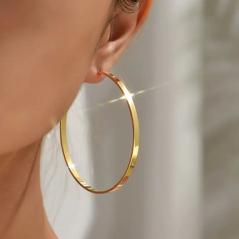 Gold Hoop Earrings Outfit, Latina Jewelry, Flat Hoop Earrings, Vintage Drop Earrings, Red Heart Earrings, Makeup Accesories, Contemporary Earrings, Golden Jewelry, Golden Earrings