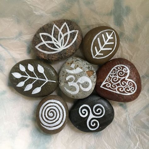 Botanical Rock Painting, Zen Rock Painting Ideas, Zen Painted Rocks, Zen Painting Ideas, Zen Crafts, Zen Rock, Zen Painting, Mandala Rock Art, Stone Art Painting