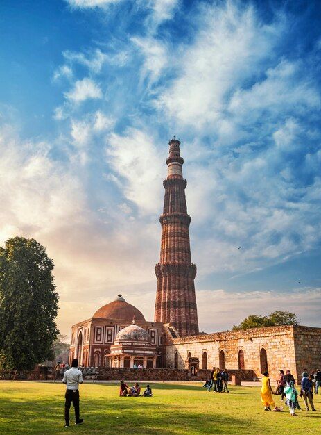 Qutub minar minaret a highest minaret in... | Premium Photo #Freepik #photo #qutub-minar #delhi #indian-architecture #india-people Indian Famous Places, Qutub Minar Aesthetic, Indian Buildings, Anunnaki Gods, Qutab Minar, Indian Landscape, Indian Monuments, India Landscape, Qutub Minar