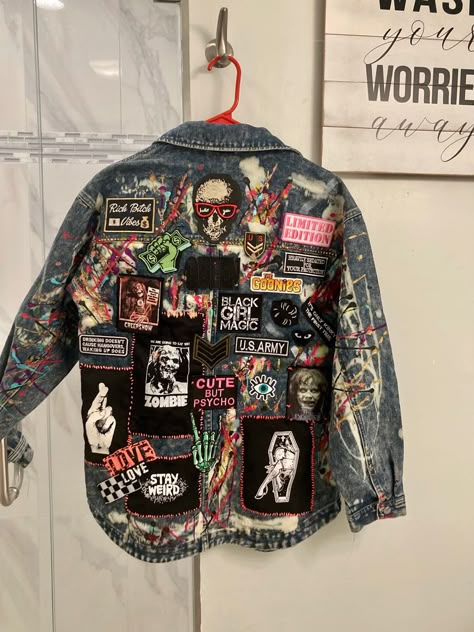 Customized jean jacket Edgy Jean Jacket Outfit, Band Jean Jacket, Denim Jacket Decoration, Jean Jacket Decorated, Patch Work Jean Jacket, Black Jean Jacket Painted, Patched Jacket Ideas, Black Jacket With Patches, Painted Jacket Aesthetic