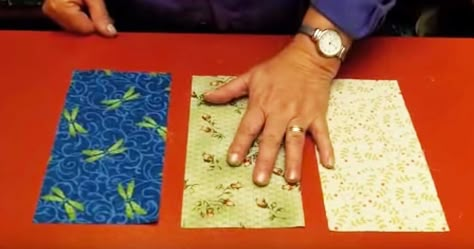 How to quilt beautiful 5-minute blocks (video tutorial) 5 Minute Quilt Block Pattern, Quilt Block Hacks, Quilting Videos Tutorials, Quilt Block Patterns Easy, Cathedral Quilt, Quilt Tutorial Video, Quilt Blocks Easy, Quick Quilt, Quilting Designs Patterns