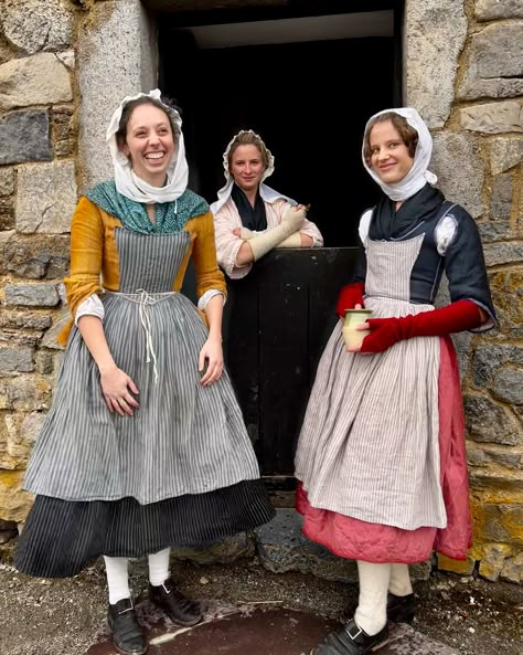 Les femmes du Carillon 💕 I love that we have a mixture of garments here to represent what French Canadian women were wearing in the mid eighteenth century. From left to right, a jacket, a manteau de lit, and a corset! . . . #fortticonderoga #fortcarillon #nouvellefrance #histoiredefrance #canada #18thcentury #18iemesiecle #18thcenturycanada #canadiennes #18thcenturyfashion #dresshistory #livinghistory #frenchandindianwar #sevenyearswar #laguerredelaconquête #handsewn #historicalcostuming #1... Period Piece Costumes, 18th Century Poor Fashion, 19th Century Italian Fashion, Elizabethan Peasant Clothing, France Traditional Clothing, 1800s French Fashion, 18th Century Fashion Women, 17th Century Fashion Women, 18th Century Working Woman