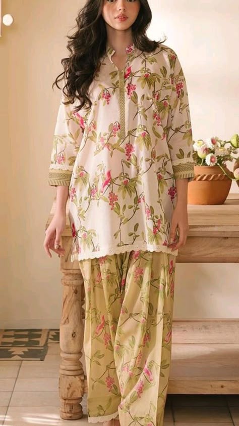 Eid Casual Outfit, Straight Shalwar Design, Floral Print Pakistani Suits, Trouser Shirt Design Pakistani, Summer Pakistani Outfits, Summer Dress Pakistani, Pakistani Kurti Designs Casual Summer, Summer Outfits Pakistani, Summer Dresses Pakistani