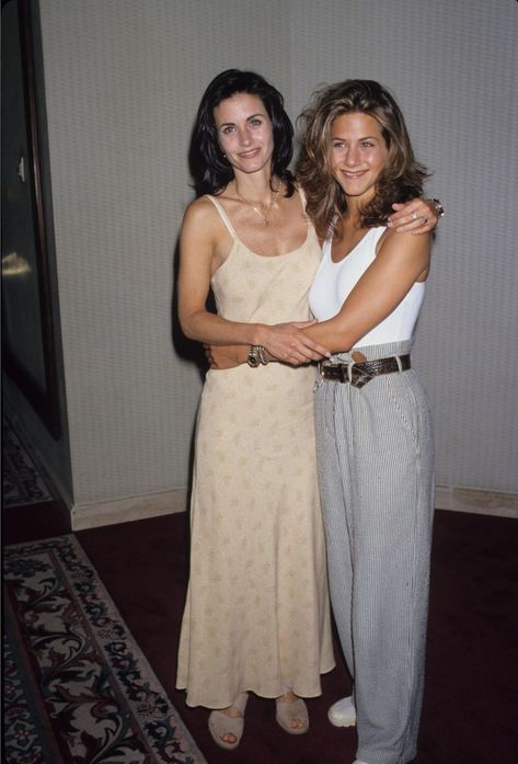 Courteney Cox (L) and Jennifer Aniston (Monica and Rachel on ‘Friends').  #friends #90sfashion #tbt Estilo Rachel Green, Rachel Green Style, Rachel Green Outfits, Rok Outfit, Jenifer Aniston, 90s Inspired Outfits, Fest Outfits, Fashion 90s, Phoebe Buffay