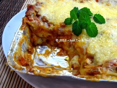 Sebuah blog tentang makanan dan proses memasak yang diperuntukkan bagi pemula. Beserta resep yang teruji handal dan foto step by stepnya. Macaroni Schotel Recipe, Salty Desserts, Resep Pasta, Beef Lasagna, Pie Pastry, Macaroni Recipes, Indonesian Recipes, Western Food, Super Yummy