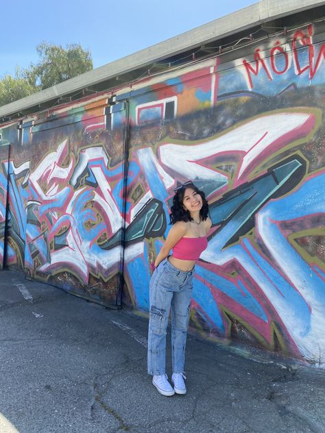 Tube Top Outfit Casual, Tube Top Poses, Pink Tube Top Outfit Aesthetic, White Tube Top Outfit Aesthetic, Crop Tube Top Outfit, Y2k Tube Top Outfit, White Converse Fits, White Tube Outfit, Jeans And Pink Top Outfit