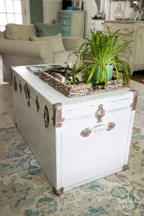 Vintage Trunks Coffee Table, Refurbish Trunk Chest, Old Trunk Display Ideas, How To Restore An Old Trunk, Chest Renovation, Coffee Table Decor Simple, Painted Chest Trunk, Antique Trunk Makeover, Rustic Trunk Coffee Table