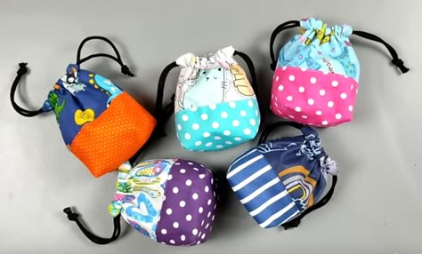 Small Pouch Sewing Pattern Drawstring Bags, Drawstring Coin Pouch, Free Dice Bag Pattern, Mini Drawstring Bag Diy, Small Drawstring Bag Diy, Drawstring Purse Pattern, Dice Bag Pattern Sewing Free, Mini Fabric Bag, Small Sewing Patterns Free