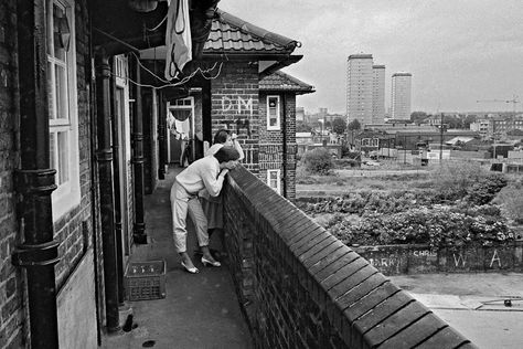 Photographs of life in 1980s East London docklands before Canary Wharf - photographer: Mike Seaborne Music And Architecture, Cuba Street, London Docklands, 1980s Women, Time Traveller, Isle Of Dogs, Ashes To Ashes, Photographic Projects, London Vintage