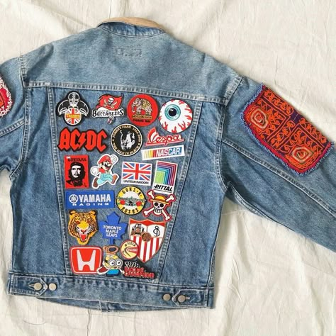 Jean Jacket Inspiration, Jean Jacket Iron On Ideas, Denim Jacket Patches Inspiration, Patches Jean Jacket, Customized Jeans Jacket, Patches On Denim Jacket, Diy Jean Jacket Patches, Jean Jacket Back Design, Vintage Patches Jacket