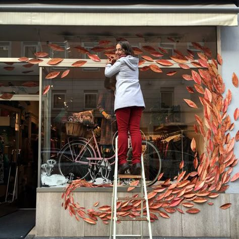 Boutique Window Displays, Autumn Window Display, Autumn Window, Window Display Retail, Decoration Vitrine, Window Display Ideas, Display Retail, Visual Merchandising Displays, Store Window Displays