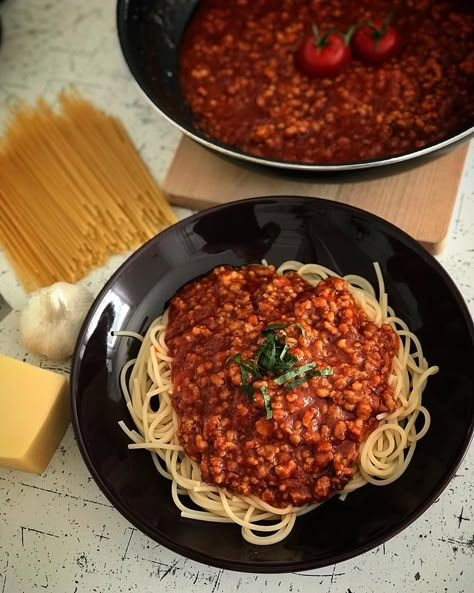 Spageti Bolognaise Aesthetic, Spagetti Bolognese Aesthetic, Spaghetti Bolognese Aesthetic, Bolognese Aesthetic, Spaghetti Cheese, Bolognese Spaghetti, Soy Meat, Bolognese Pasta, Healthy Yummy Food