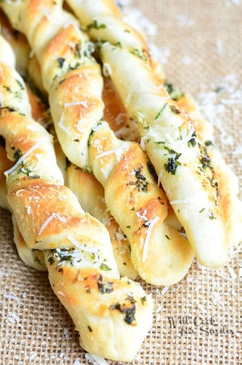 Homemade Parmesan Garlic & Herb Breadsticks | from willcookforsmiles.com Round Table Breadsticks, Garlic Bread Sticks, Bread Sticks, Homemade Breadsticks, Breadsticks, Bread Recipes Homemade, Naan, Bread Dough, Homemade Bread