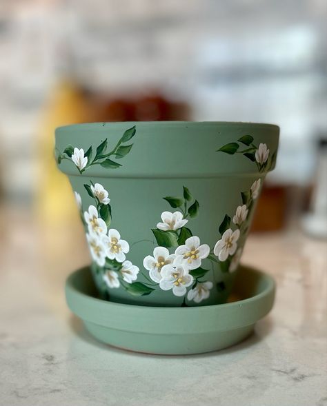 Planter Design Ideas Paint, Painted Planter Pots Ideas, Cute Flowerpot Painting, Paintings On Flower Pots, Painting Flower Pots Outdoor, White Flower Pot Painting Ideas, Pottery Painting Ideas Flower Pot, Pretty Flower Pots, Pot Plant Designs Diy Painting