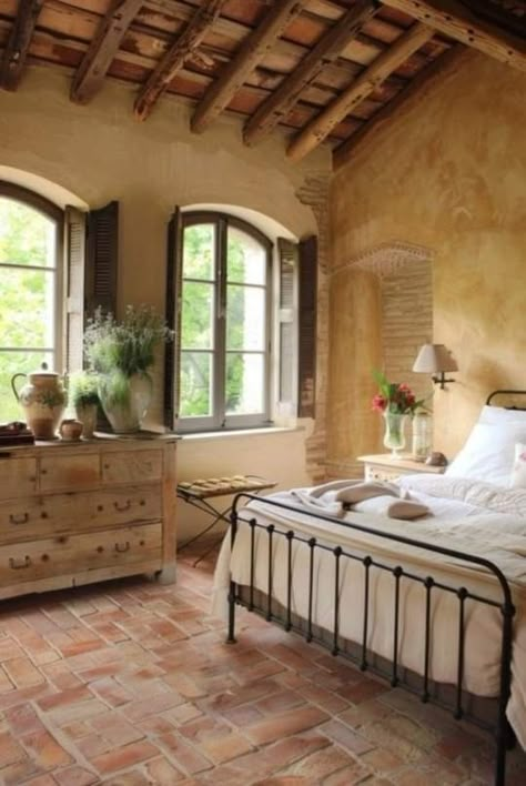 Rustic Italian Home Interiors, Farmhouse Villa Design, Tuscan Villa Interior Decor Bedroom, Vintage Italian Apartment, Italian House Interior Bedrooms, Old Spanish Bedroom, Modern Spanish Style Homes Bedroom, Italian House Bedroom, Rustic Italian Interior Design