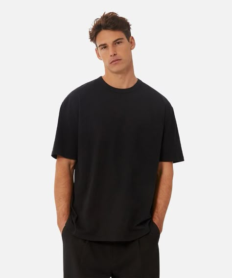 Plain Black Tshirt Outfit, Black T-shirts, Man Tshirt Style, Black Oversized Tshirt Outfit Men, Oversized Photoshoot, Black Oversized Tshirt Outfit, Black Shirt Oversized, Oversized Tshirt Outfit Men, Black T Shirt Outfit