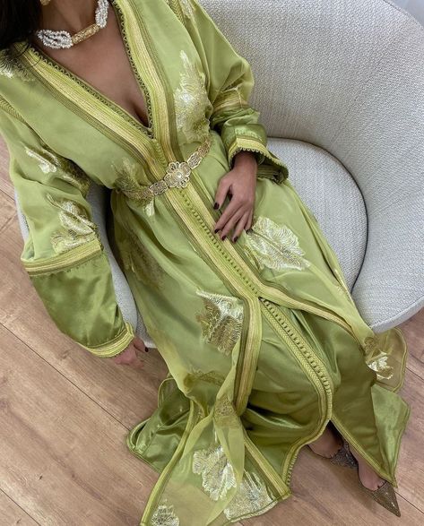 🇩🇿Caftan algérien 🇩🇿Algerian Caftan 🇩🇿قفطان جزائري #caftan #🇩🇿 Algerian Kaftan, Algerian Dress, Morrocan Fashion, Moroccan Bride, Arabian Dress, Moroccan Clothing, Kaftan Designs, Eid Outfit, Moroccan Kaftan