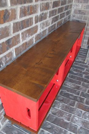 Make a bench out of crates and paint a bright color - so easy and good tutorial Diy Bank, Crate Bench, Koti Diy, Diy Crate, Diy Holz, Pallet Furniture Outdoor, Into The Woods, Pallet Ideas, Wood Crates