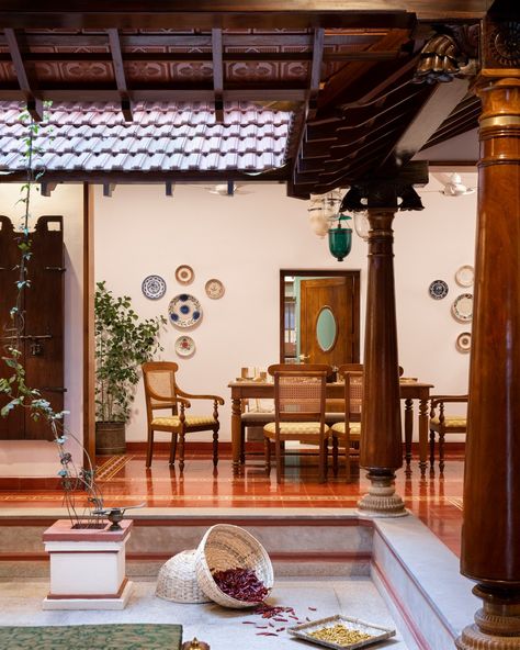 Lovely house in Thrissur Kerala - Traditional Kerala architecture plus the modern aspects, a wonderful meld of old-style living with vivid and contemporary nuances. Chettinad House Interiors, Kerala Interior, Traditional Indian Houses, House Design Kerala, Small House Design Kerala, Chettinad House, Kerala Traditional House, Indian Houses, India House