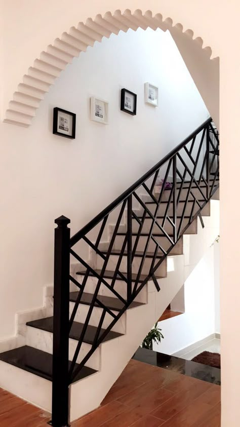 Open Steps Staircase, Stair Grill Design Modern, Relling For Stairs, Metal Railing Staircase, Grill Design For Stairs, Stairs Design Modern Railing Ideas, Staircase Handrail Design, Stairs Grill Design, Modern Stair Railing Ideas