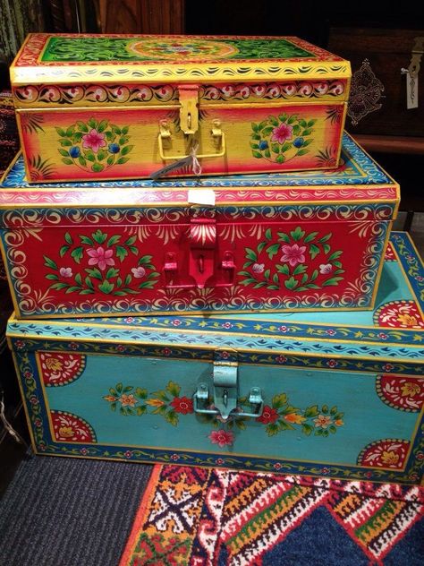 Painting Trunks Ideas, Iron Box Painting Ideas, Painting On Suitcase, Hand Painted Boxes Ideas, Painted Trunk Ideas, Tin Box Painting Ideas, Metal Trunk Painting Ideas, Decorated Boxes Ideas, Trunk Painting Ideas