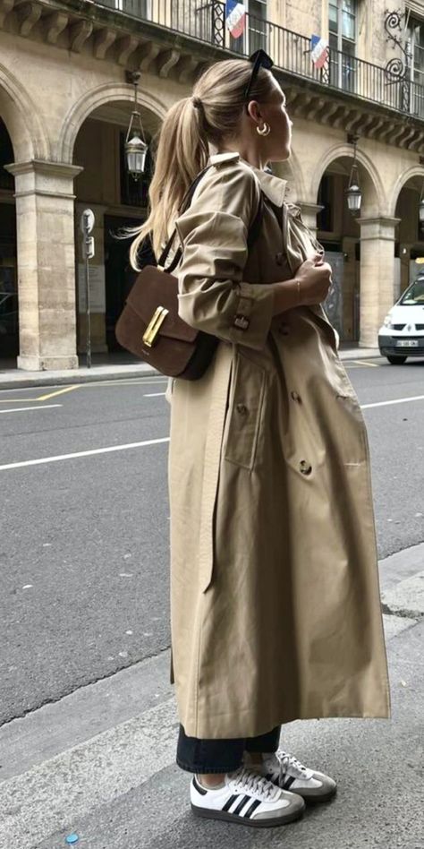 Nyc Aesthetic Fashion Spring, Trench Coat Outfit London, Trench Coat Outfit Scandinavian, Long Cream Trench Coat Outfit, Spring Outfits With Trench Coat, Trench Coats Aesthetic, 2024 Trench Coat Outfit, Trench Coat Outfit Inspiration, Trench Coat In Summer