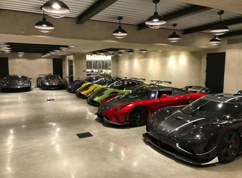 Garage Goals, Big Garage, Luxury Car Garage, Rich Cars, Luxury Garage, Dream Car Garage, Super Luxury Cars, Best Luxury Cars, Garage Design