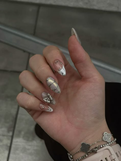 Silver Nails Acrylic Almond, Nails With Silver Jewelry, Short Almond Nails With Charms, Silver Nails With Charms, Aespa Core Nails, Silver Gem Nails, 4d Nail Art Design, Techno Nails, Almond Birthday Nails