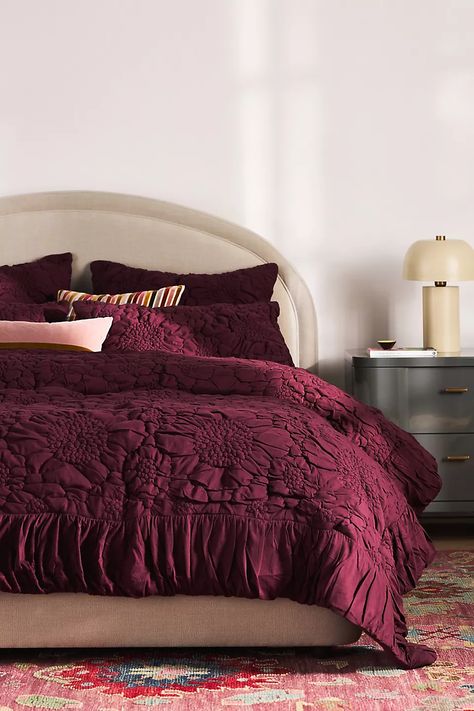 Burgundy Bedding, Jersey Quilt, Bedroom 2024, Maximalist Style, Moody Bedroom, Perfect Bedding, Dorm Inspo, Christmas Decorations Living Room, Dark Autumn