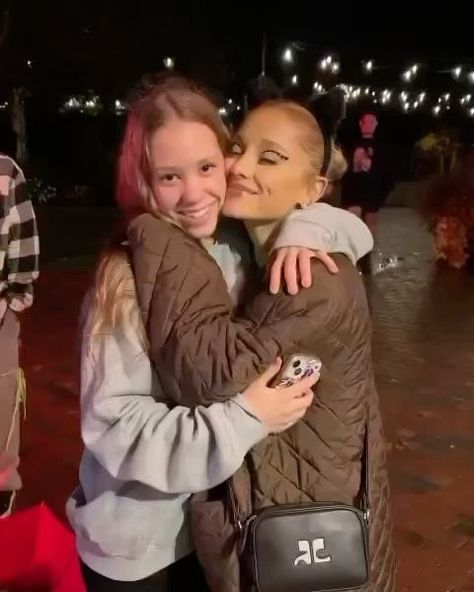 Ariana Grande With Fans, Adriana Grande, Ariana Video, Ariana Grande Fans, Forever Girl, Pink Girly Things, Eternal Sunshine, Celebrity Makeup, 2024 Vision Board