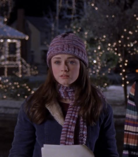 Rory Gilmore Winter, Rory Gilmore Christmas, Gilmore Girls Christmas, Rory Gilmore Style, Awkward Girl, Gilmore Girls Outfits, Green Mini Skirt, Red Turtleneck, Chic Winter Outfits