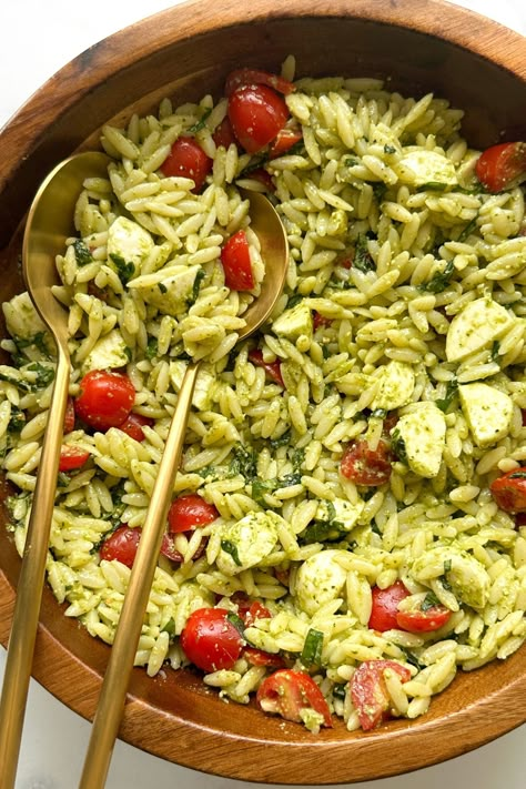 Orzo Pesto, Orzo Recipes Side, Pesto Salad Recipes, Orzo Salat, Orzo Pasta Salad Recipe, Bananas Recipes, Dressings Recipes, Salad Spinach, Healthy Pesto