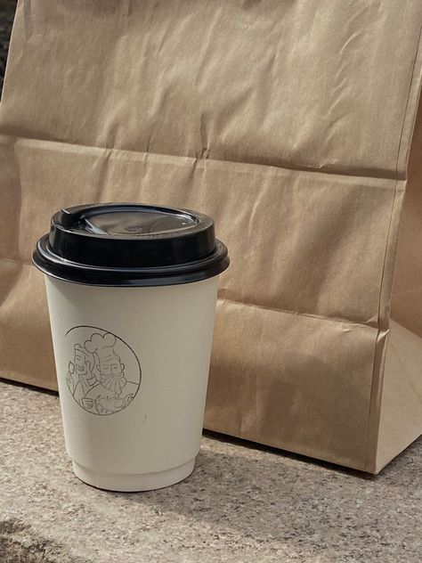 Hot Coffee Cup Aesthetic, Take Out Coffee Aesthetic, Coffee Travel Mug Aesthetic, Takeout Coffee Aesthetic, To Go Coffee Aesthetic, Hot Americano Coffee, Takeaway Coffee Aesthetic, Coffee In Paper Cup, Coffee To Go Aesthetic