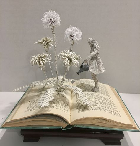 3d Book Project Ideas, Book Art Sculptures & Statues, Art With Old Book Pages, Book Sculpture Art, Altered Books Ideas Inspiration, Recycled Book Art, Book Sculpture Diy, Art With Books, Altered Book Sculpture