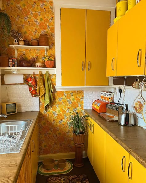 60s Inspired Kitchen, 70s Themed Kitchen, 70s Farmhouse Decor, Cabin Kitchens Ideas, Kitchen Log Cabin, 70s Kitchen Aesthetic, 70s Style Kitchen, Log Cabin Decorating Ideas, Log Cabin Decorating